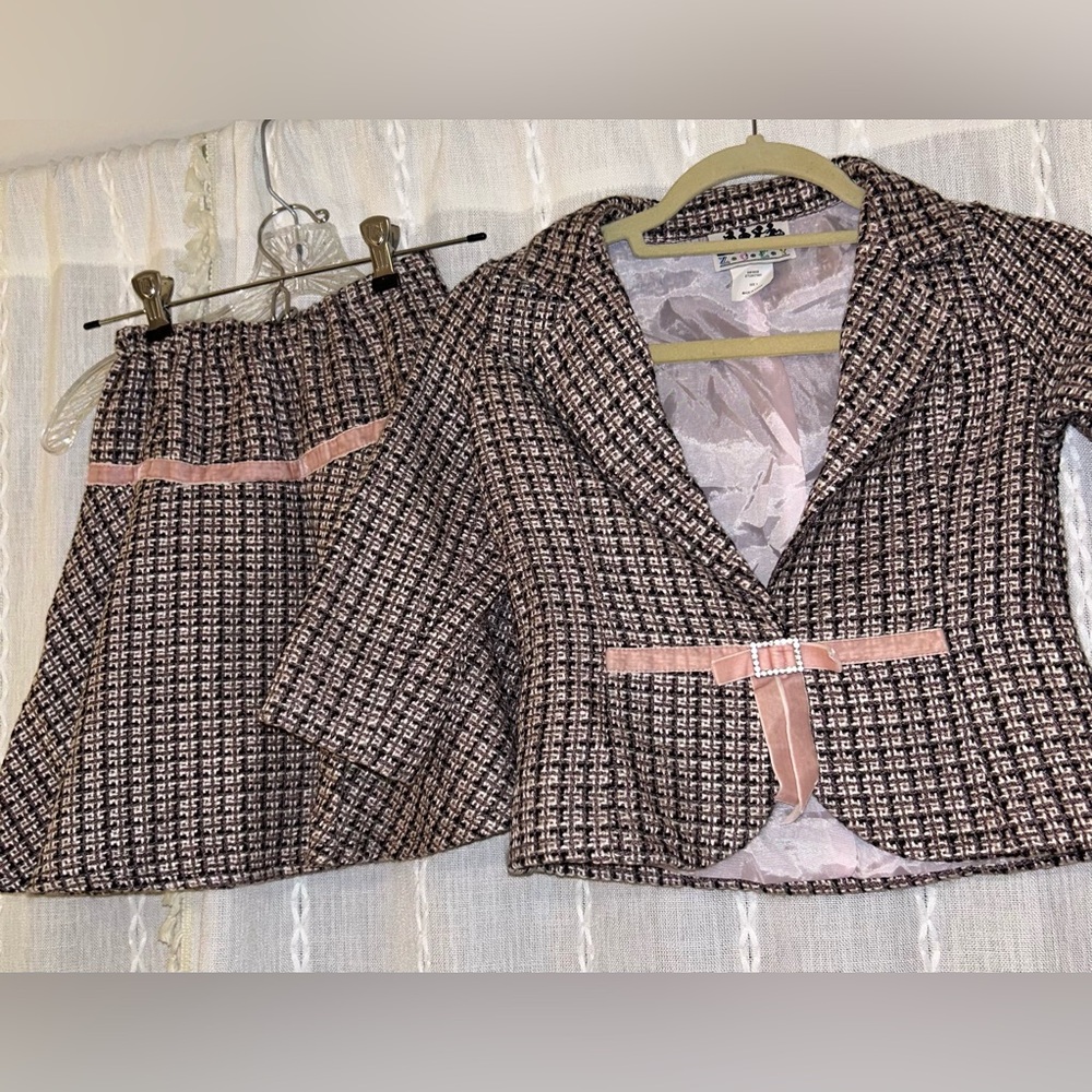 Zoey black, brown, & white plaid w/pink, jacket & skirt with elastic waist. Sz 7